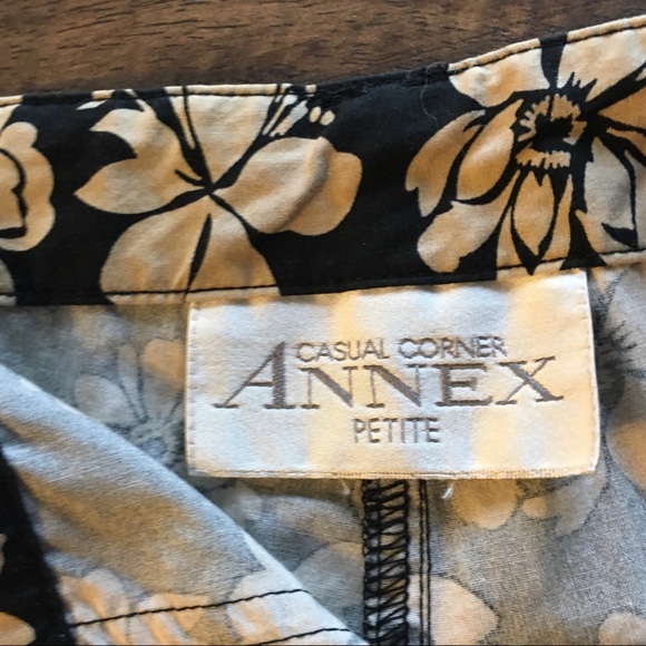 Casual Corner Black and Tan floral capris; Sz 2P - Picture 4 of 9
